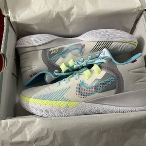 Brand new Kyrie Irving flytrap V